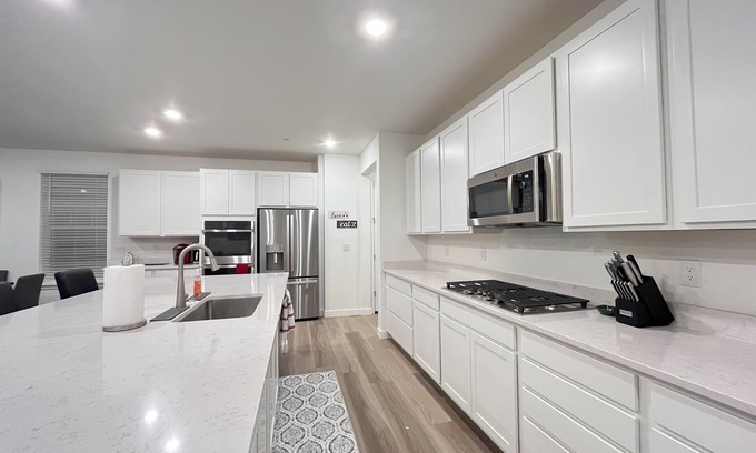 Erie House | Spacious Home in Erie- large families, mountain views, centrally located.