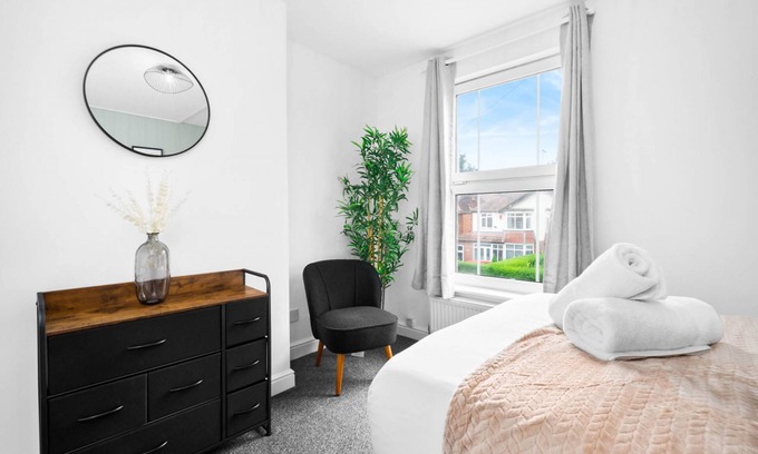 Birmingham House | Spacious Home in Harborne