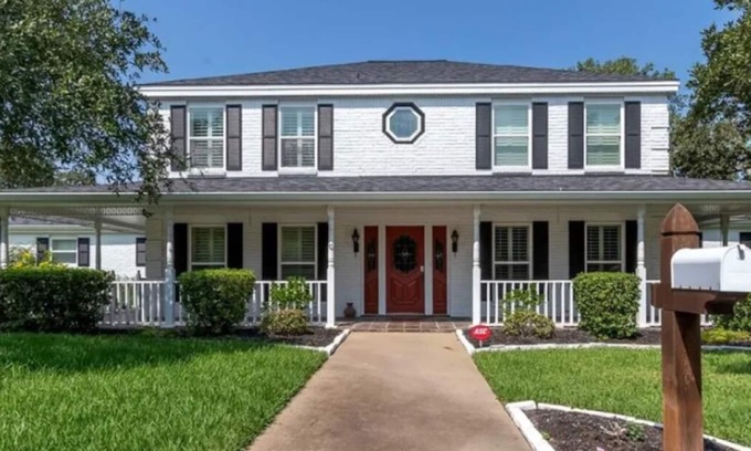 Beverly Estates House | Spacious home on private acre lot w/hot tub
