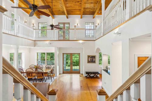 Hood House | Spacious Home with Foosball PingPong and Gym