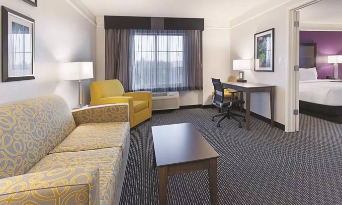 Grand Junction Hotel | Spacious Hotel Room w/Outdoor Pool & Hot Tub – Seasonal Bliss