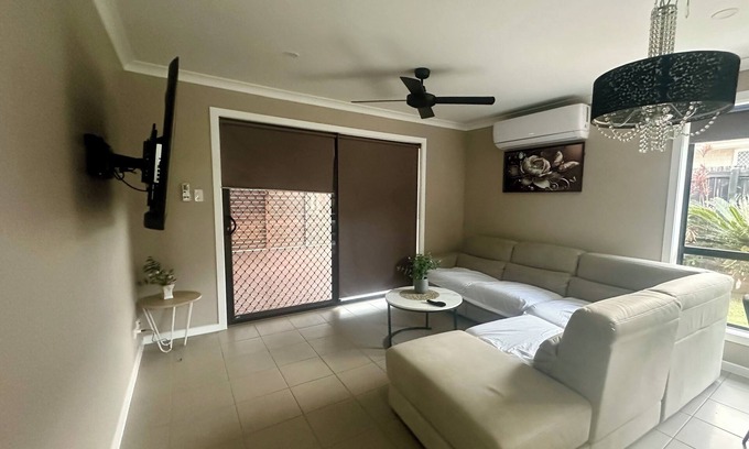 Redbank Plains House | Spacious House in Redbank Plains