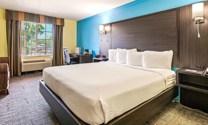 Crawfordville Hotel | Spacious King Suite with Sofa Sleeper – Comfort & Flexibility - Wildwood Inn