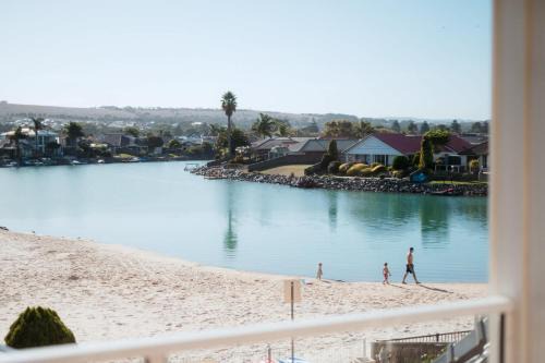 Encounter Bay House | Spacious Lake Front Home- Private Beach