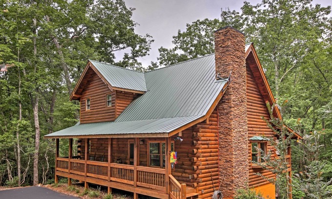 Dahlonega Cabin | Spacious Log Cabin w/ Deck, Fire Pit & Forest View