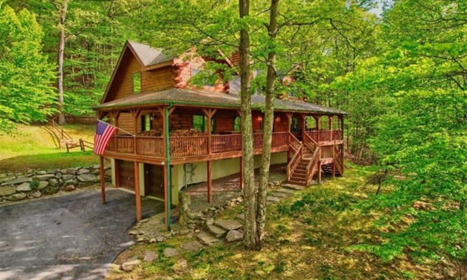 Warwick House | Spacious Log Home in Warwick "The Gretzky House"
