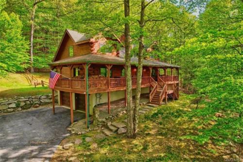 Warwick House | Spacious Log Home in Warwick