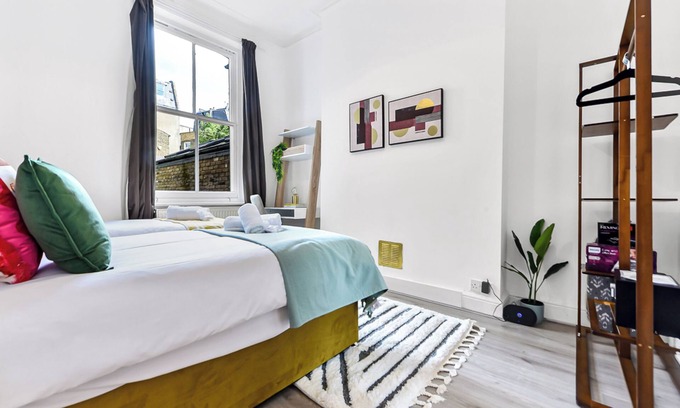 Munster Apartment | Spacious London Ground Floor Apartment With Garden