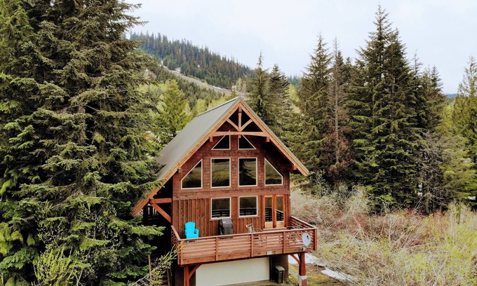 Hyak House | Spacious Luxury View Home: Steps to Hike & Bike, 10pp