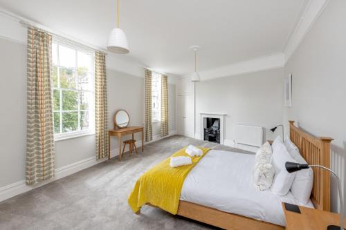 Bath Apartment | Spacious Maisonette with Parking - 10 mins walk from Bath Abbey - 2 Bed & 2 Bath