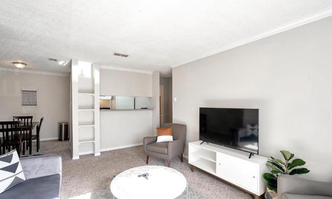 Midland House | Spacious Midland Getaway with Balcony