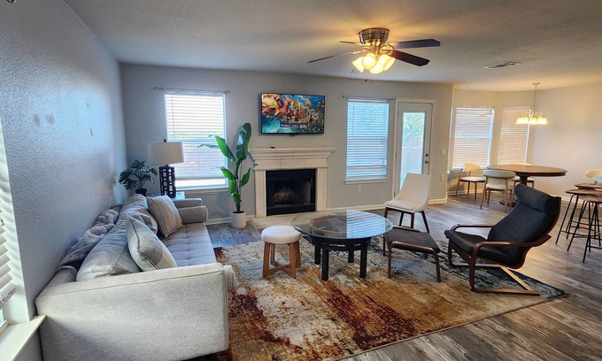 East MLK House | Spacious Modern 3BR w/Office w/Bed Central ATX