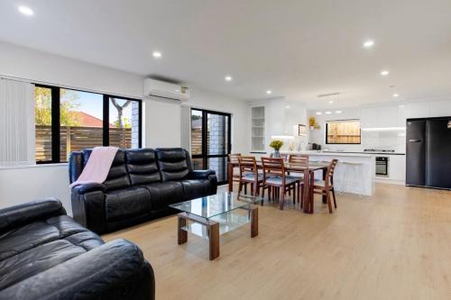 Papatoetoe House | Spacious Modern Home near Airport and Manukau City