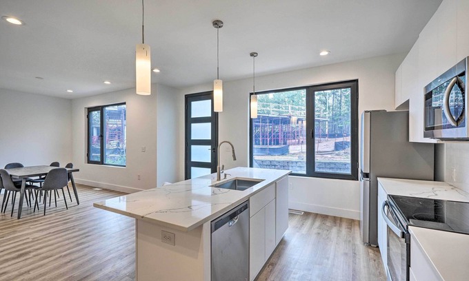 Durham House | Spacious & Modern Townhome 6 Mi to Duke!