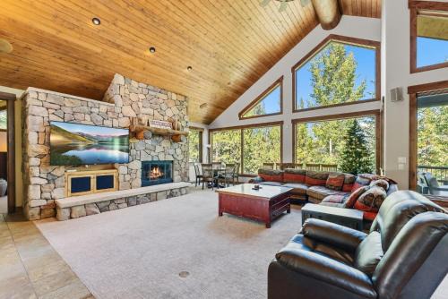 Fairways House | Spacious Mountain Chalet - Hot Tub & Secluded!