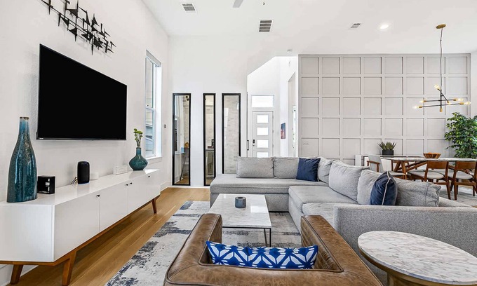Austin House | Spacious, Near Downtown & Mueller - Urban Elegance