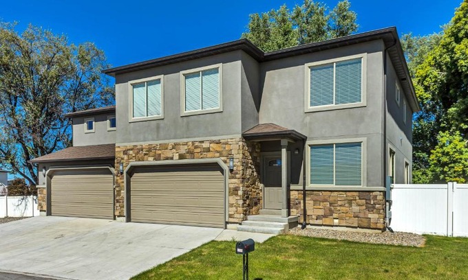 Lakeview House | Spacious & New Guesthouse in Orem/Provo