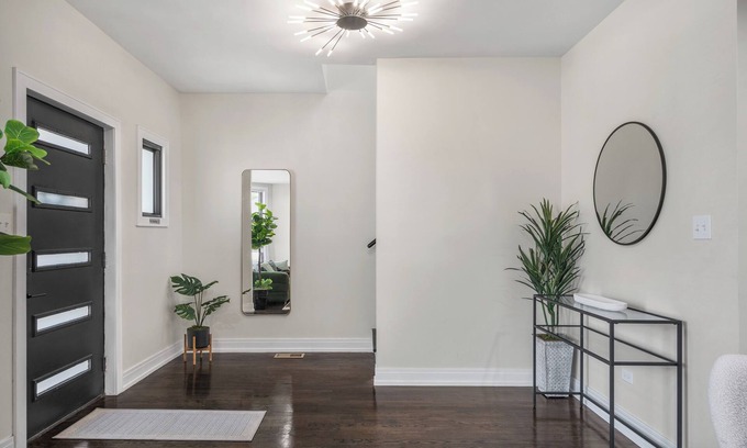 Chicago House | Spacious/New Home - 8BD/4BTH - Sleeps 16 + Garage!