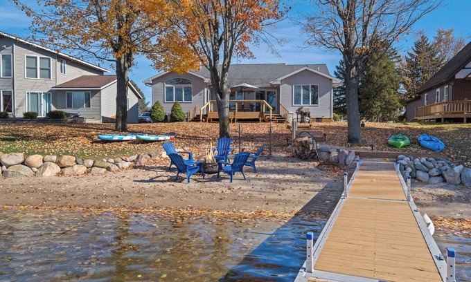 Canadian Lakes House | Spacious, newly furnished 4-bedroom beachfront house in Canadian Lakes