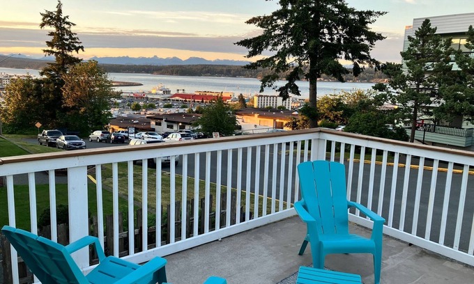 Campbell River House | Spacious Oceanview House - steps to downtown!
