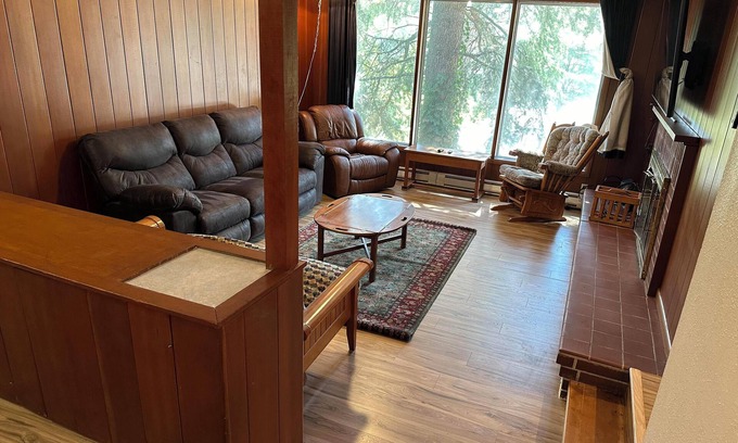 South Hills Apartment | Spacious one bedroom duplex with lots of extra space in a quiet neighborhood.