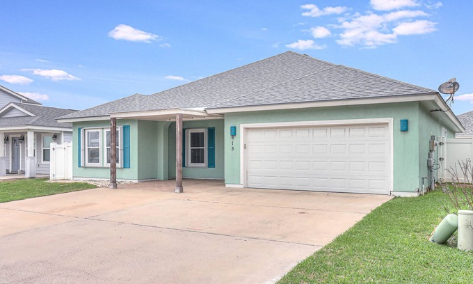Safe Harbor House | Spacious pet friendly home, close to beach, BBQ grill, private pool!