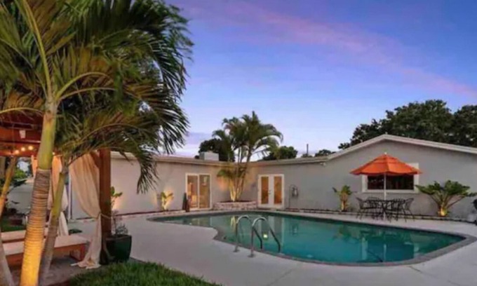 Seminole House | ๐ Spacious Pool Home | 3 Min from Beach ๐ด