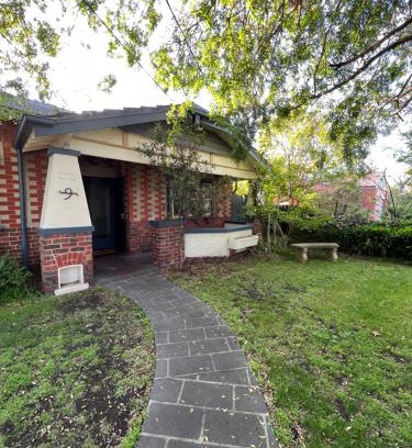 McKinnon House | Spacious Private Rooms in Mckinnon 3 min to Train Station, Cafes and close to Monash Uni