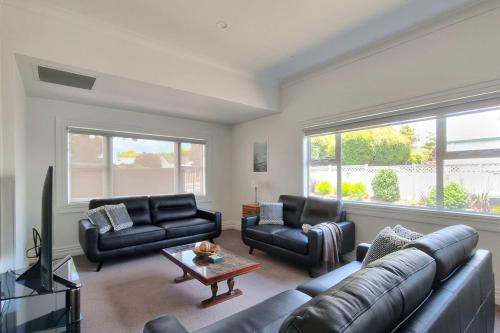 Greenlane - Ellerslie House | Spacious Remuera Bungalow with Parking and Aircon