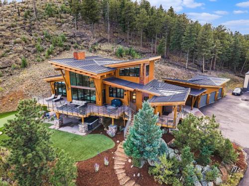 Bailey House | Spacious Retreat W Hot Tub & Putting Green