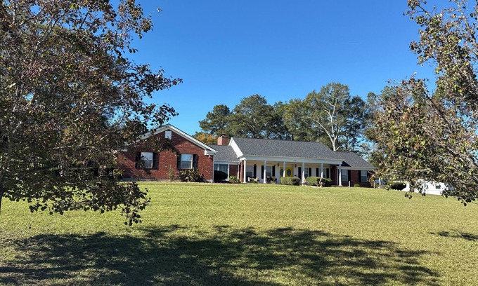 West Monroe House | Spacious Retreat with room for large groups! 2 living areas and a large kitchen.