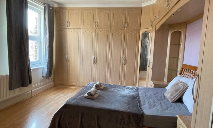 North Finchley House | Spacious Room In North London