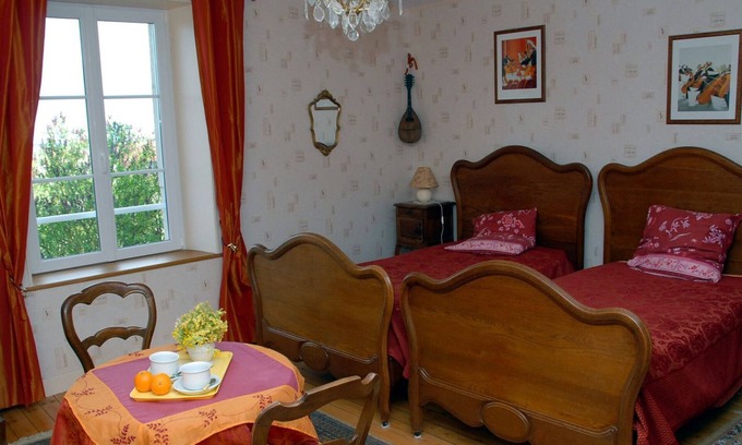 Watronville Bed & Breakfast | Spacious rooms with en-suite, fireplace lounge, relaxing garden - Lorraine