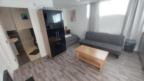 Maidstone Apartment | Spacious Studio Maidstone - Redecorated Oct 2023