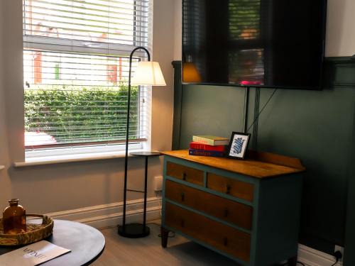 Salford House | Spacious Stylish Home with FREE Parking 10 Mins to Manchester Centre & AO Arena Ideal for Groups & Long Stays