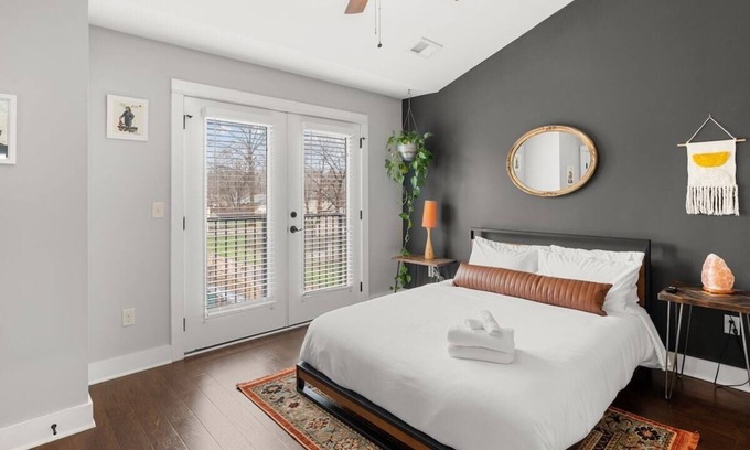 Nashville House | Spacious & Stylish Townhome Right in the Walkable Artsy District of East Nash- Sleeps 6 Comfortably!