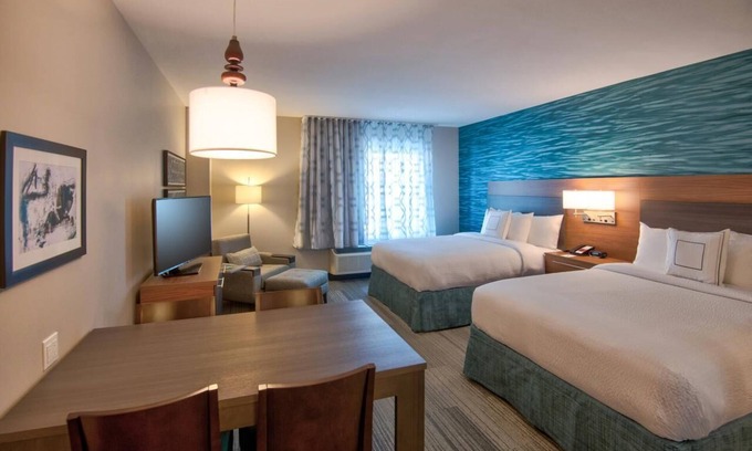 Flagami Hotel | Spacious Suite near Miami Airport with Kitchen & Breakfast | Outdoor Pool