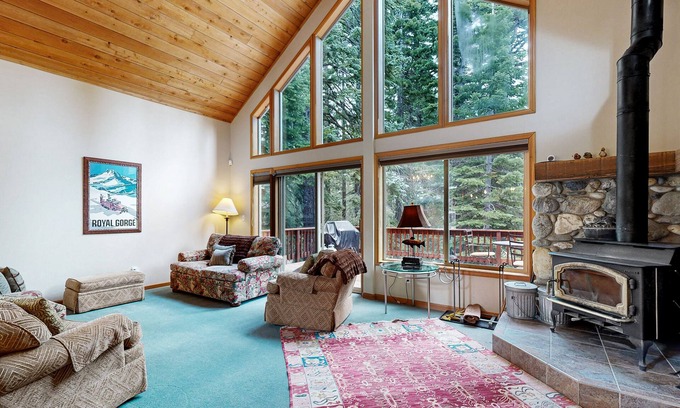 Truckee House | Spacious & Sunny Tahoe Donner Home - Enjoy Access to 5-Star Amenities