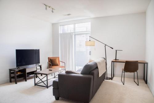 Historic Third Ward Apartment | Spacious Third Ward Apt Near Summerfest with Balcony