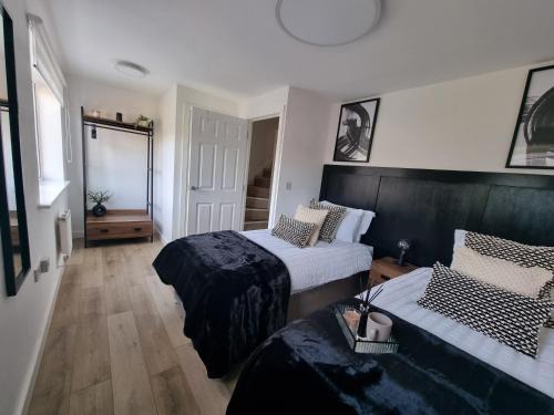 Coventry House | Spacious Town House - Coventry City Centre, Free Parking, Sleeps 6, High-Speed WiFi, En-suite, Great Location, A45, A46, JLR, NEC, Airport, Warwick & Stratford Upon Avon - Fernwood Stays - Your home away from home!
