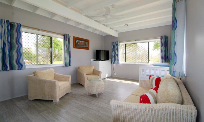 Crescent Head Apartment | SPACIOUS & TRANQUIL WATERFRONT RELAXATION