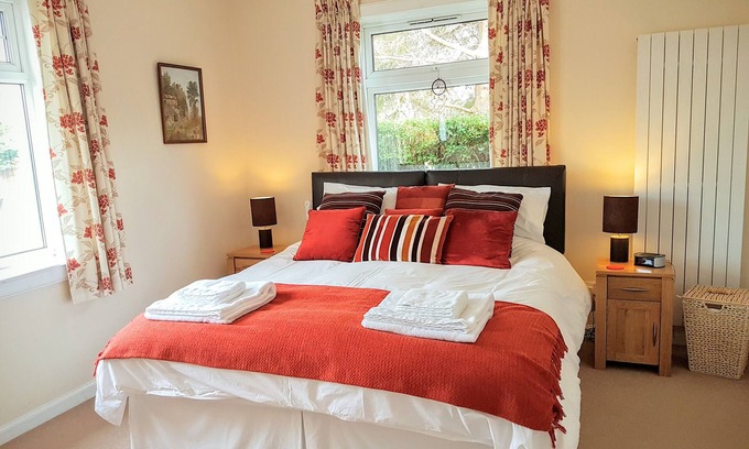 Ellemford House | Spacious, tranquil, fully equipped apartment with parking, close to city centre