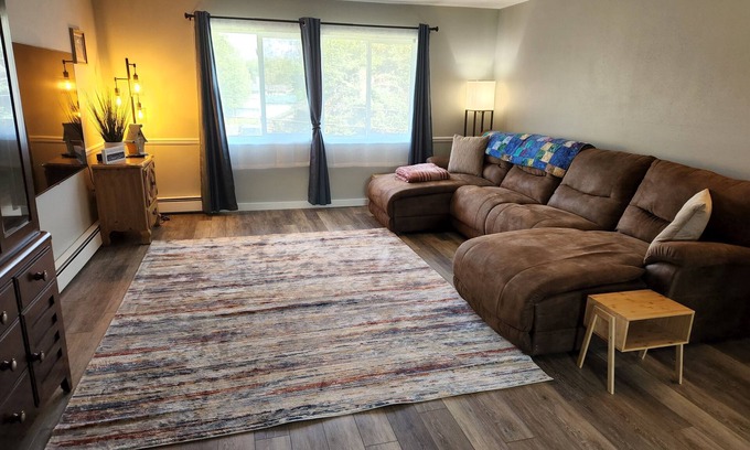 Sand Lake Apartment | spacious updated 2 BR apartment, minutes from the airport