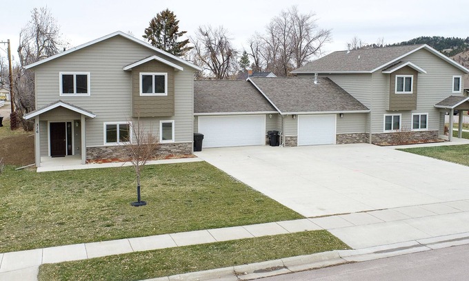 Spearfish Cabin | Spacious Upscale Duplex Close to Downtown Spearfish, Large Garage Open Living