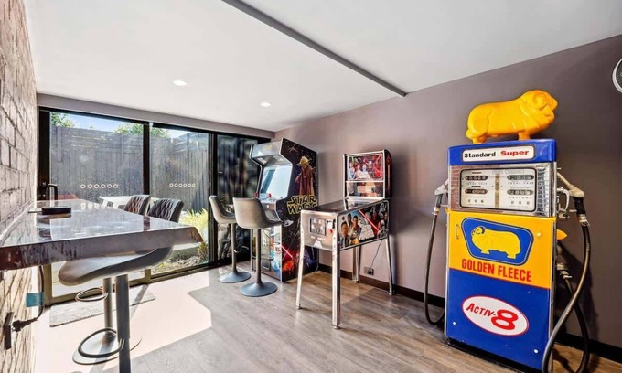 Frankston Apartment | Spacious Villa for 7 in Frankston with Gaming Room