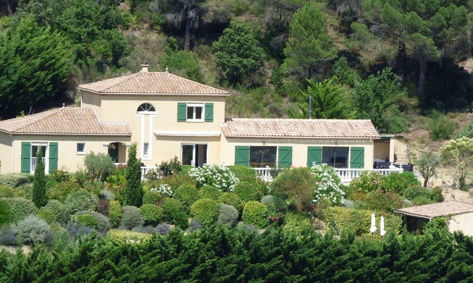 Verzeille Villa | Spacious Villa with Pool Overlooking Vineyards