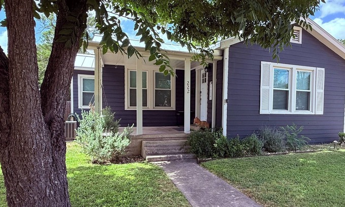 Kerrville House | Spacious Vintage Gem - Big Yard - Close to Downtown & Schreiner - Dogs Welcome!