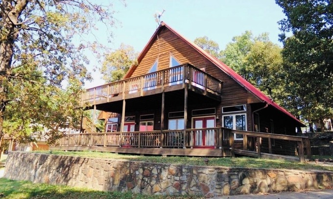 Hoyt House | Spacious water front 6-bedroom house with Dock, WiFi in charming Lake Eufaula