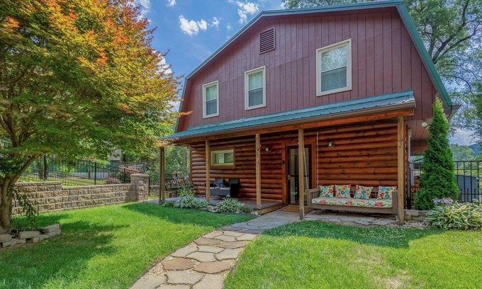 Dublin Cabin | Spacious Waterfront Home on Claytor Lake