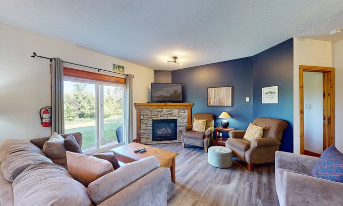 The Blue Mountains Condo | Spacious well equipped condo with swimming pool, grill & fireplace